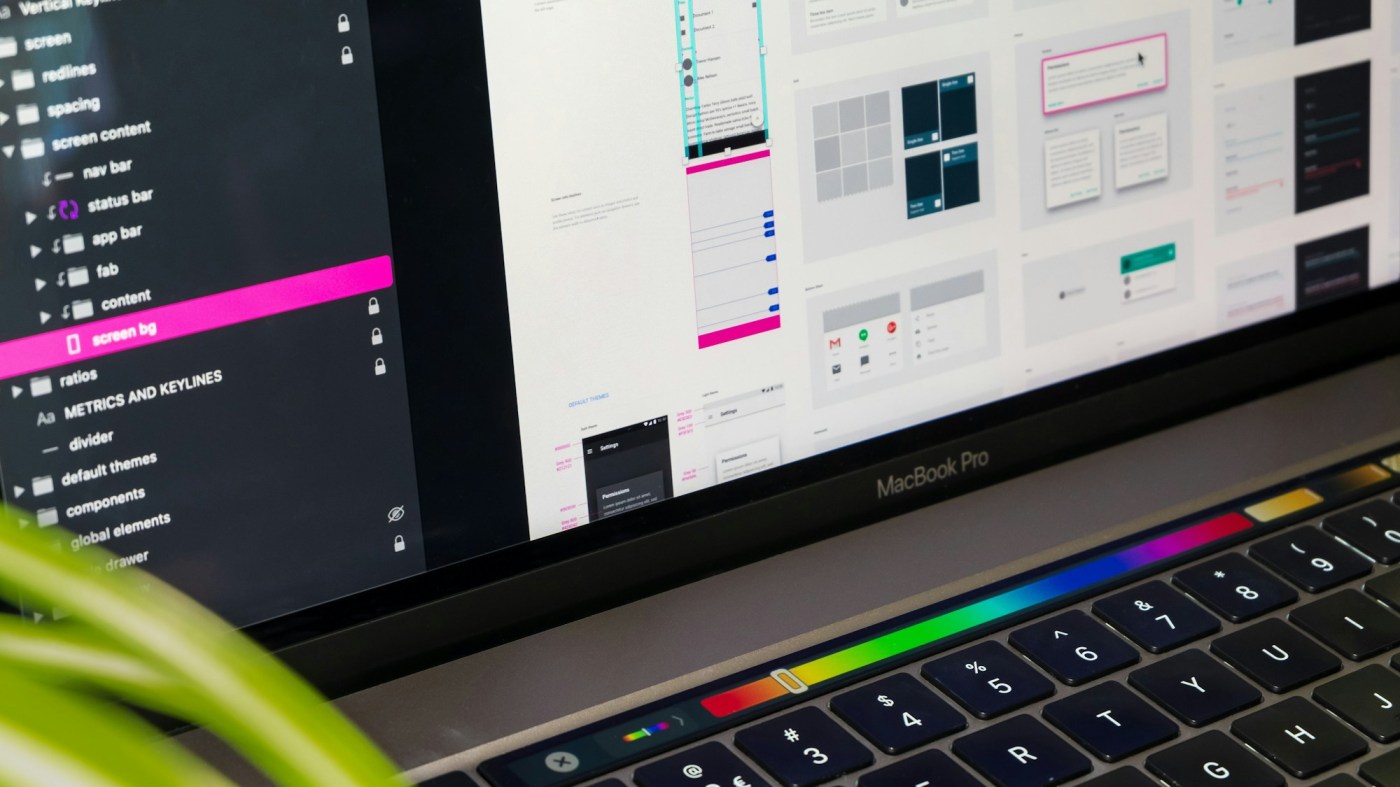 Pantalla de portátil con el diseño de una web en marcha